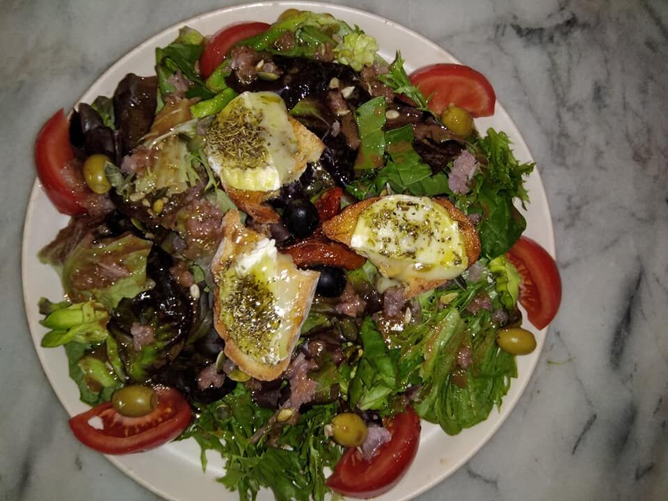 Salade de chèvre chaud