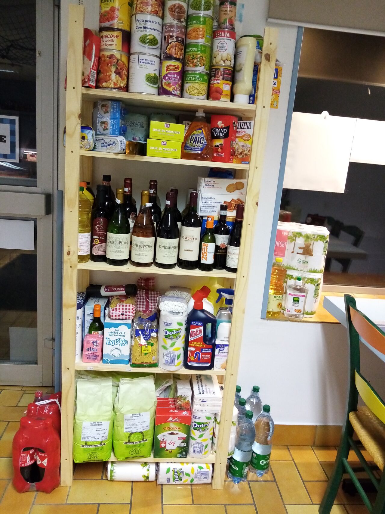 Coin Épicerie étoffé !
Choix de Vin : cuvé du Patron en Rosé, Rouge et Blanc
Roche Mazet rouge Cabernet ou Merlot
