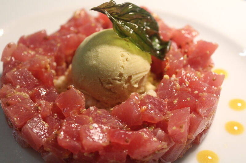 Tartare di Tonno con crumble salato e sorbetto alla senape