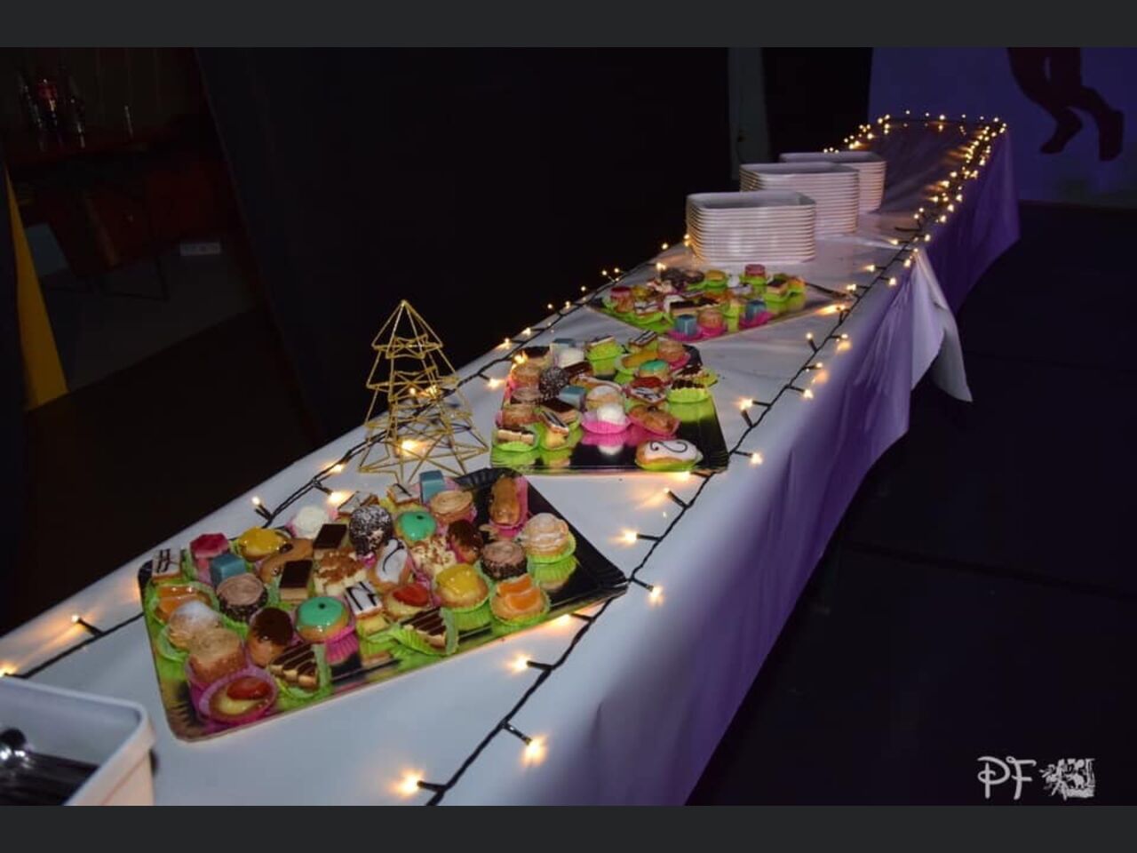 Buffet de desserts, mignardises sucrées .
