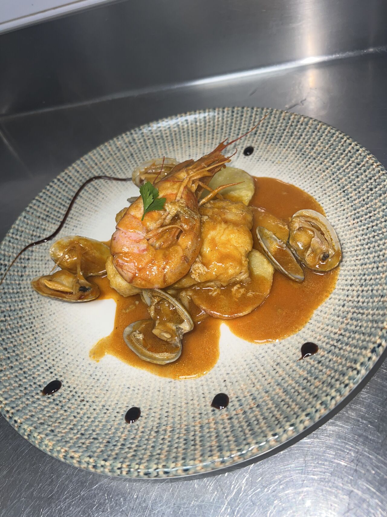 Merluza del pintxo con almejas, Gambon y salsa rubia. 