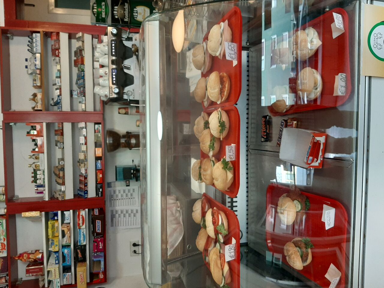 Belegte Brötchen, Kaffe und Tabakwaren