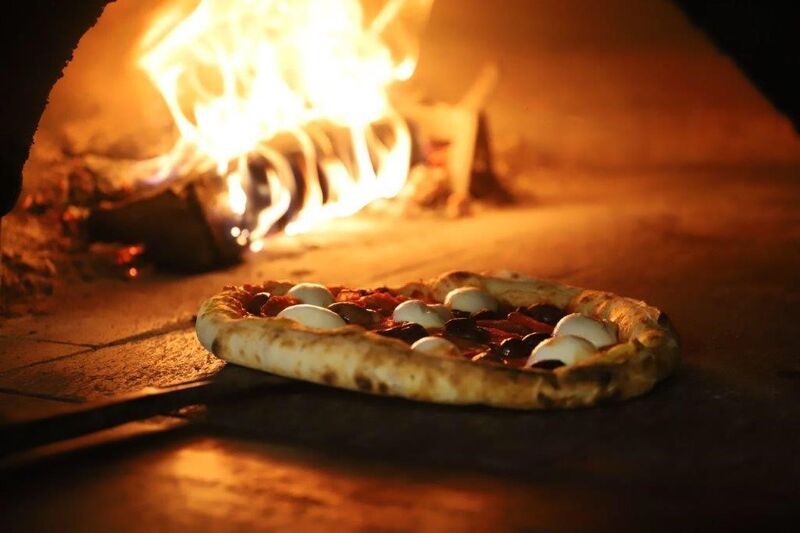 Pizze cotte rigorosamente in forno a legna