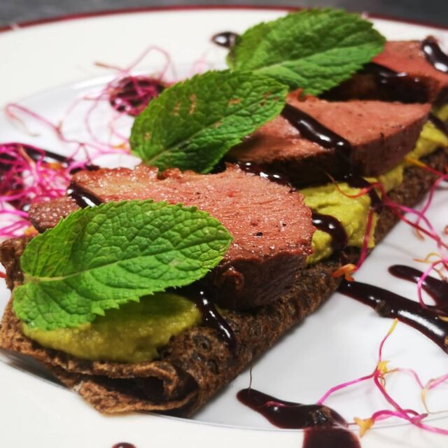 Galette magret de canard, mousse petit pois mentholé, sauce vigneronne