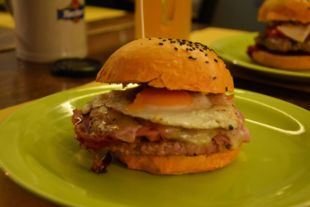 Edo's Burger di manzo con pane rosso al peperoncino