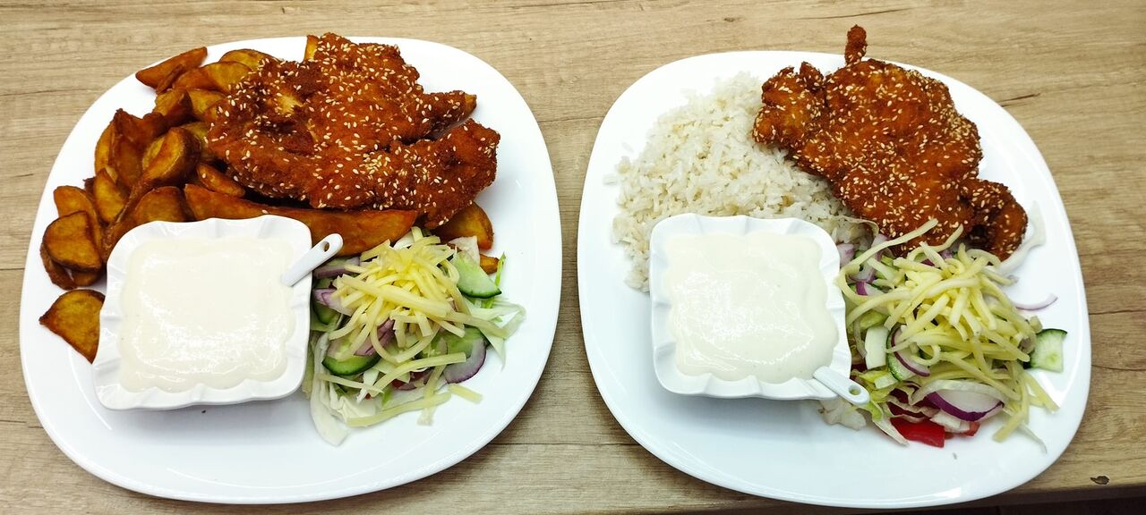 Rántott csirkemell szezámmagos bundában választható körettel, friss salátával és választható mártással