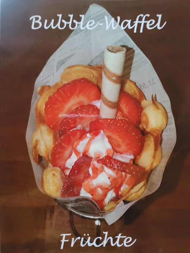 Früchte der Saison mit 2 Kugeln Eis in einer warmen Bubble-Waffel, einfach köstlich.