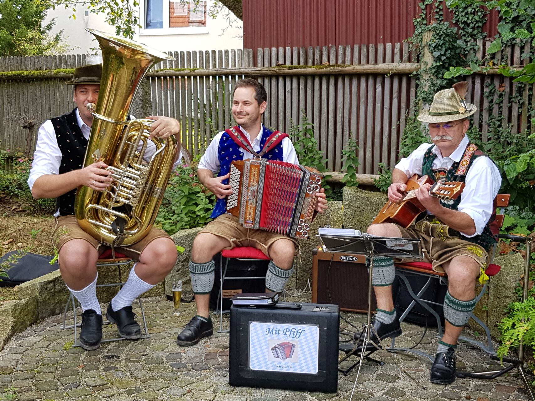 Starkbierfest Mit Pfiff und Steckerlfisch vom Grill