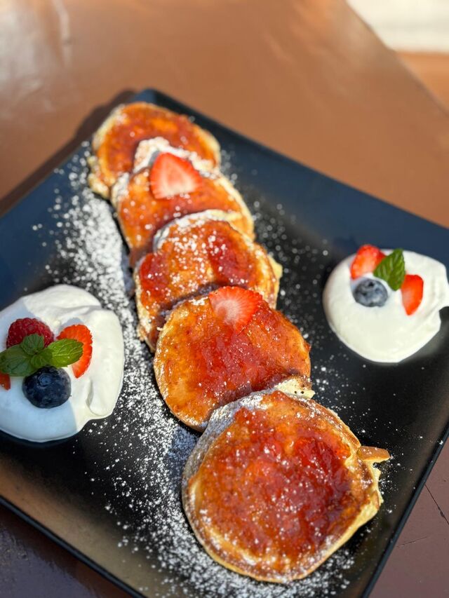 Domáce lievance, džem, domáca šľahačka, čerstvé ovocie