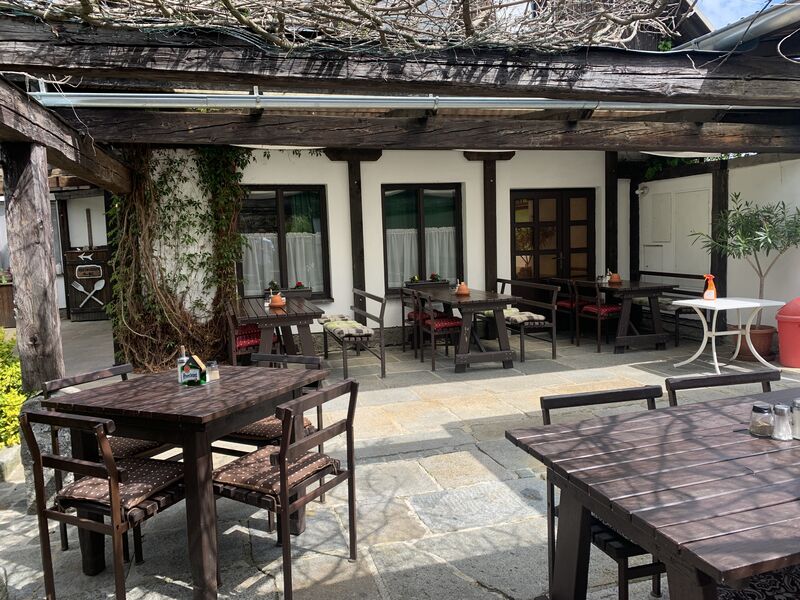 Terasa je zastřešena, takže se nemusíte obávat nevlídného počasí.