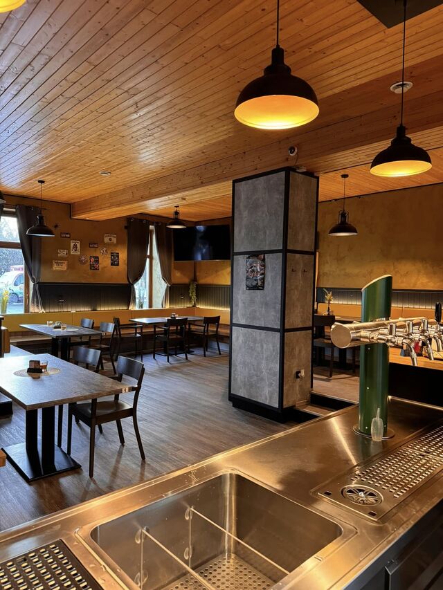 Zde máme přes 80 míst k sezení.