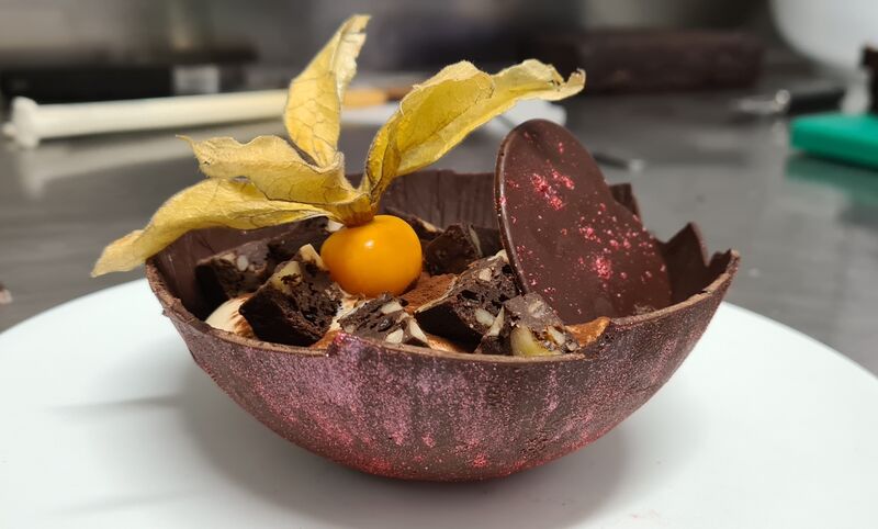 Commande sans gluten sans œuf, et sans laitage Mousse tiramisu brownies noix noisettes, et dés de poires, dans son nid chocolat