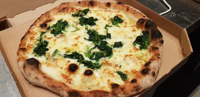 Pizza Francesco
Spinat und Gorgonzola 