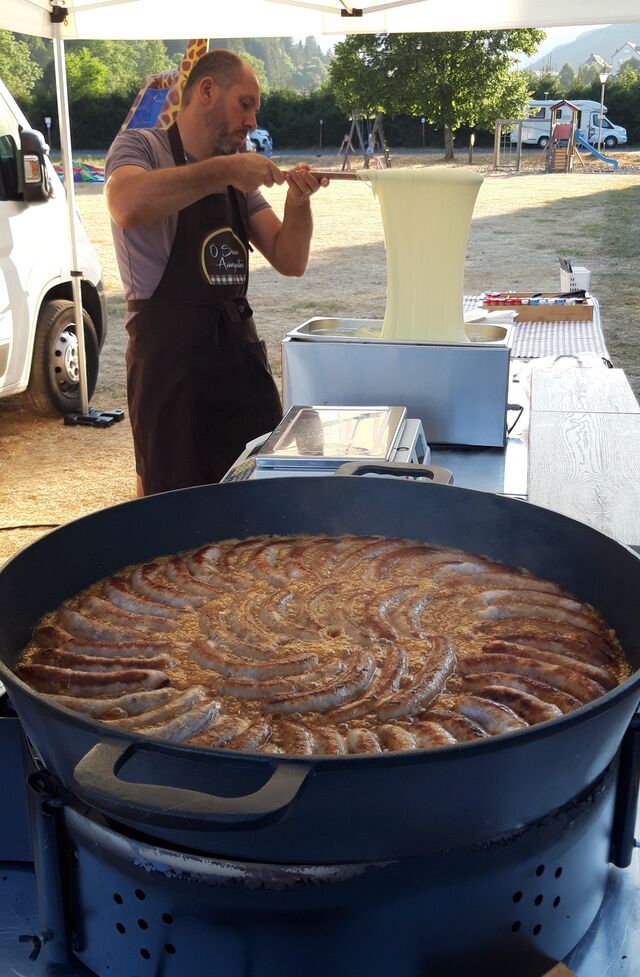 Saucisses grillées et aligot, purée de pommes de terre étirée avec de la tome fraîche