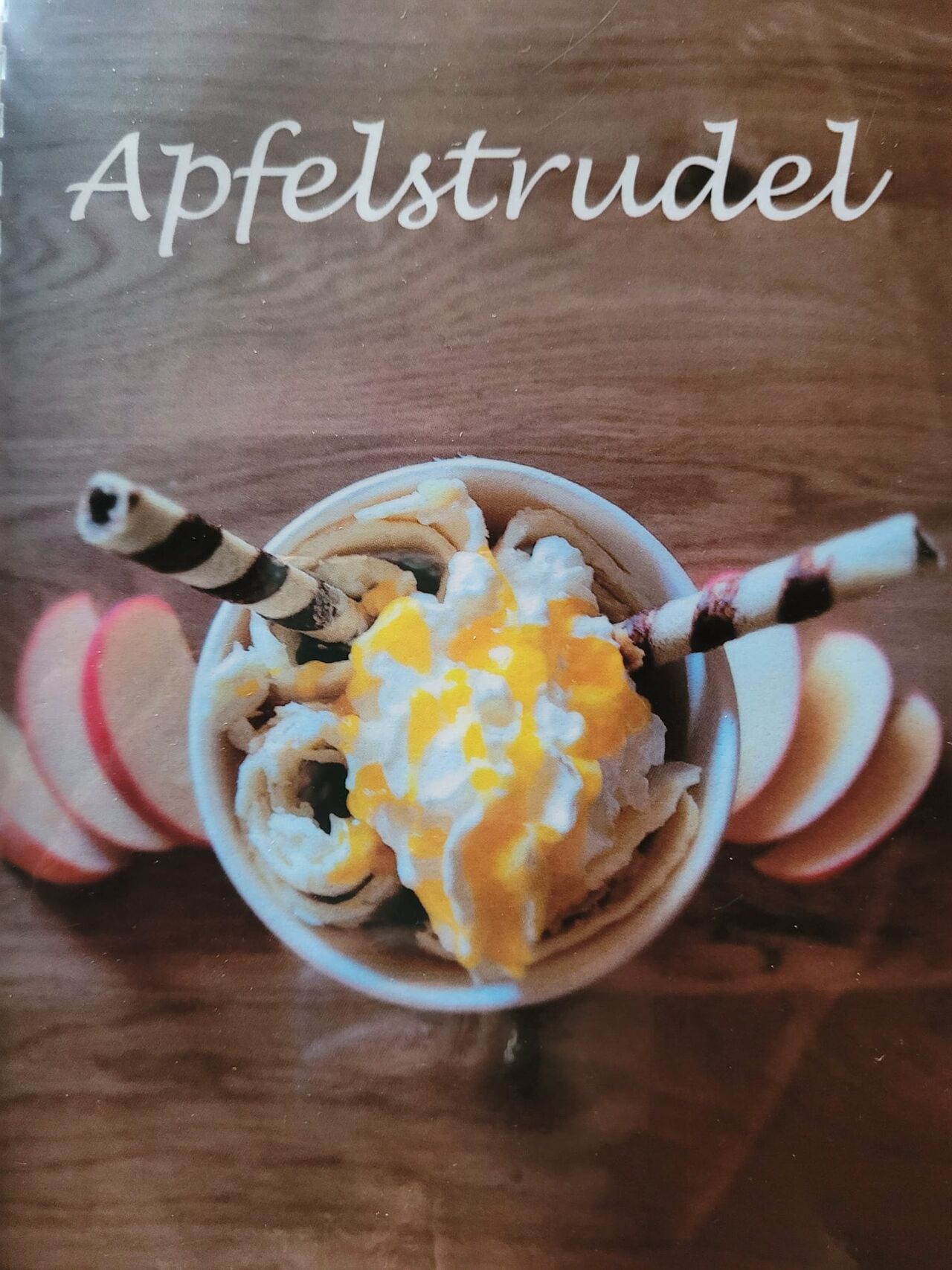 Unsere Apfelstrudel-Ice-Rolls versehen mit einer cremigen Vanillesoße sind der Wahnsinn.