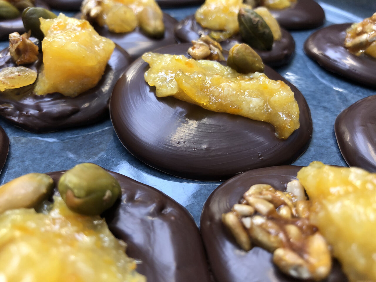 Mendiant en chocolat agrumes / pistache / graine de tournesol