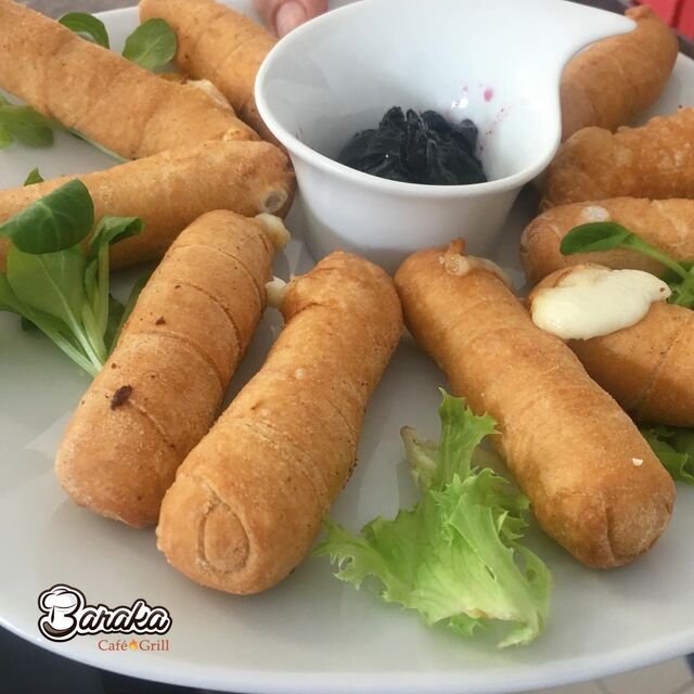 Los tequeños son deliciosos deditos de queso blanco, envueltos en masa de harina de trigo. Los tenemos con variedad de rellenos.