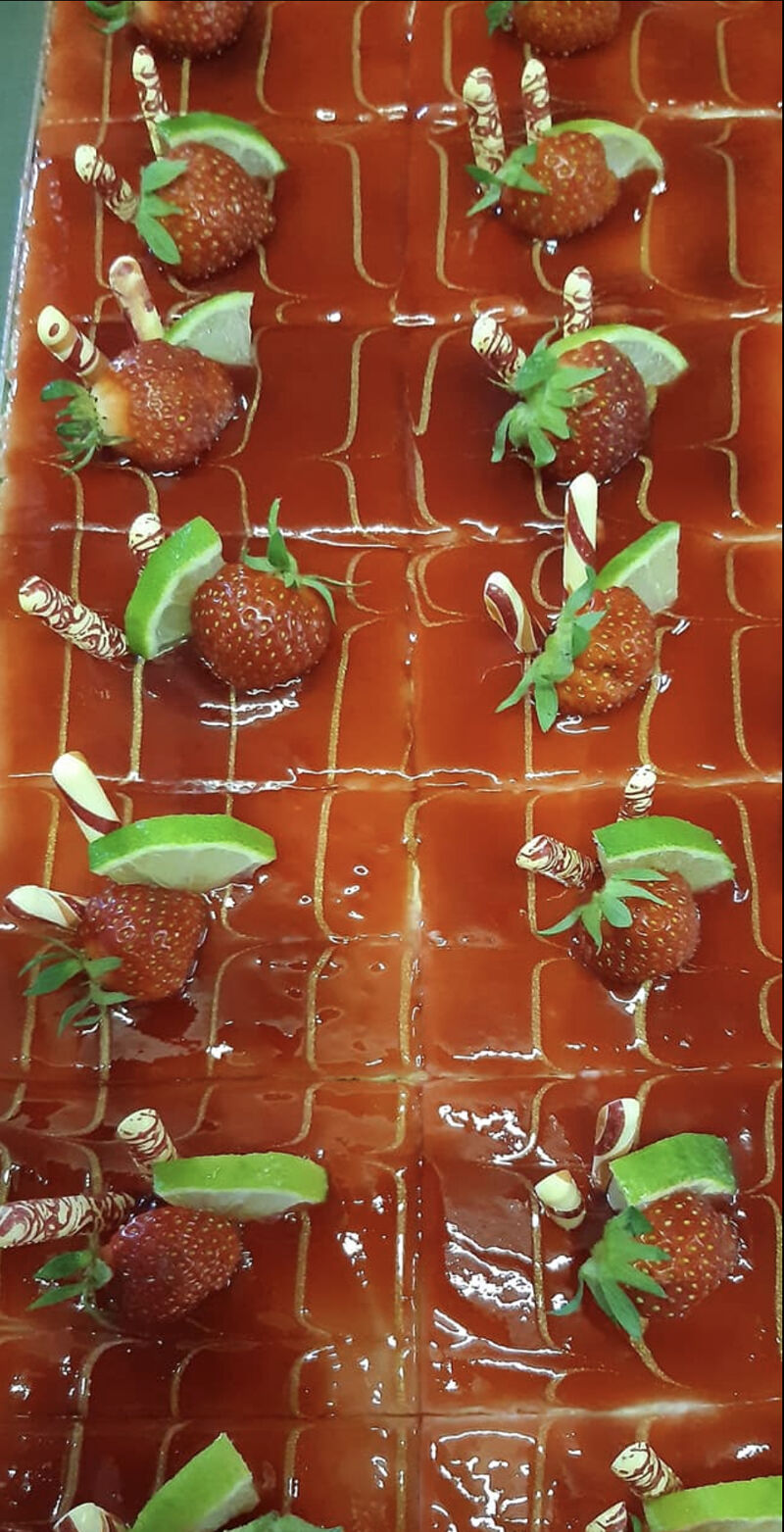 erfrischende Sahneschnitte mit regionalen Erdbeeren (die wir direkt vom Hofladen im Ort holen).