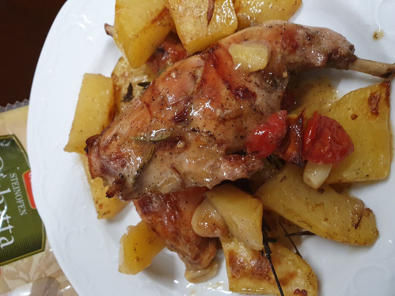 Kaninchen in Backofen mit Kartoffeln, Oliven, cherrytomaten, in einem Rosmarin-weinsoße.
