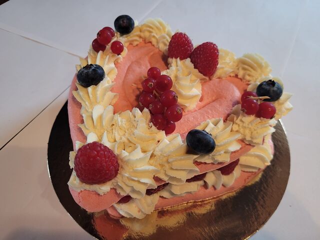 Gâteau macaron fruits rouge