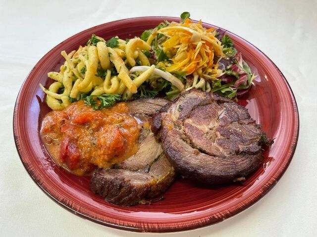Spießbraten vom Schwein mit Tomatensugo, Spätzle und Salat