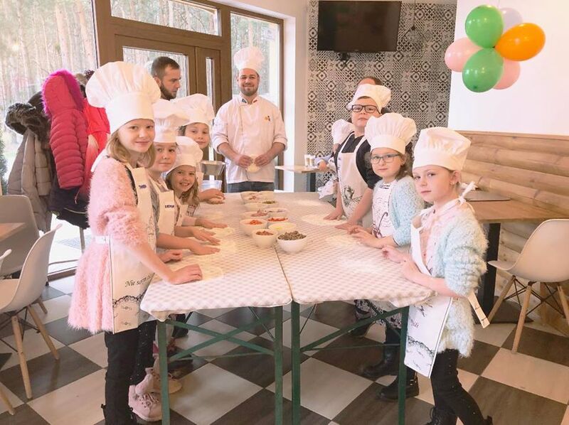 Kurs przygotowywania pizzy dla dzieci.