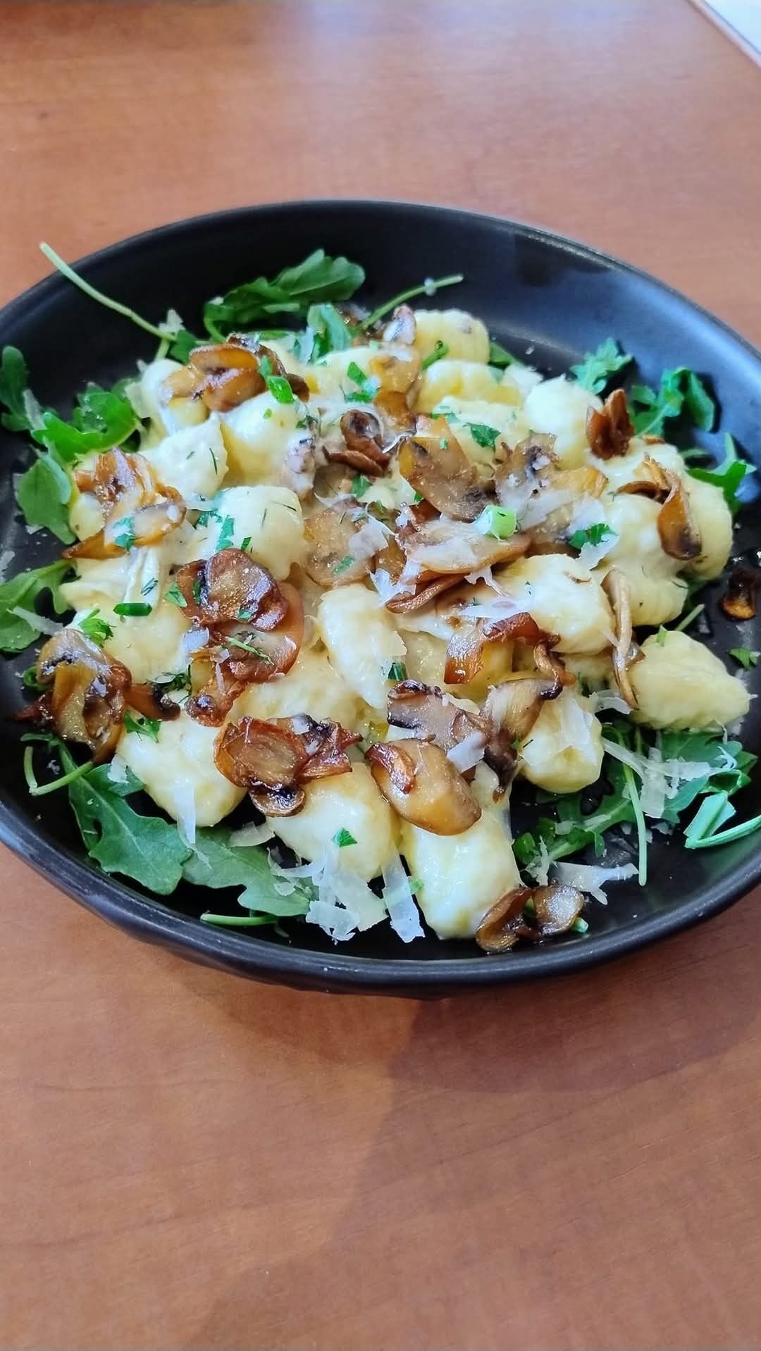 Gnocchi z sosem maślanym, grzybami i rukolą | Gnocchi with Butter Sauce, Mushrooms, and Arugula