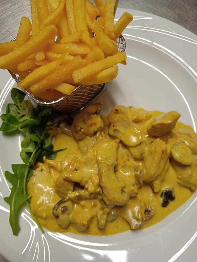 Curry Geschnetzeltes von der Pute mit Champignons und Pommes frites 
