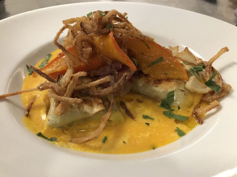 Maultaschen mit Kürbiscrem, Bacon und Röstzwiebeln.