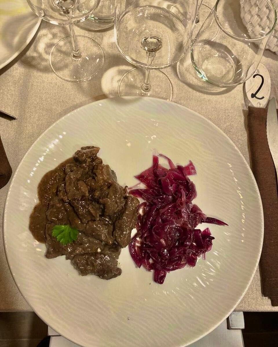 Stracotto di Cervo con cipolle caramellate