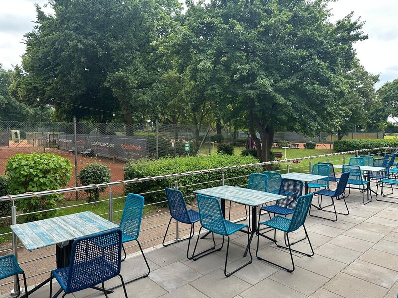 Unsere Terrasse mit Blick auf Platz 1