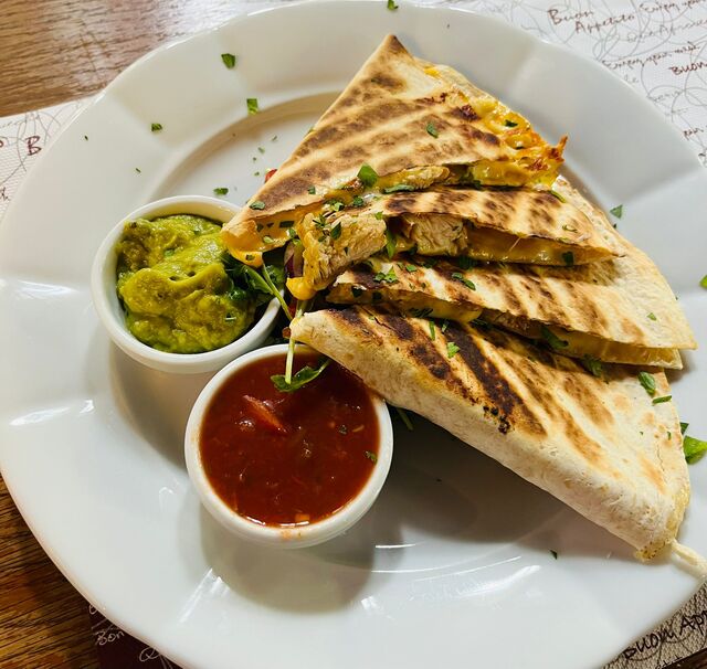 Quesadilla s grilovaným kuřecím masem, cheddarem, modrým sýrem, Guacamole, salsa Casera