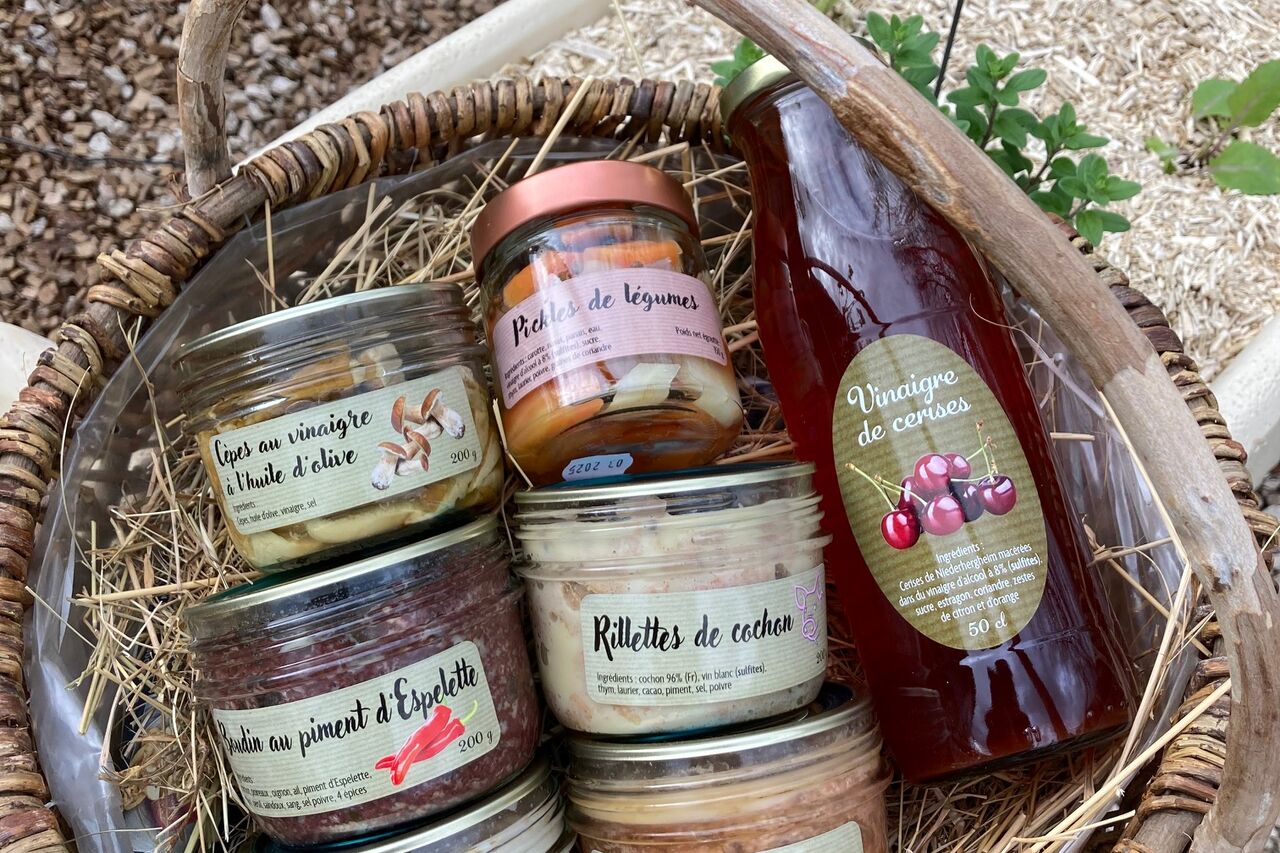 Pâté, rillettes, boudins, sauce tomate et vinaigre