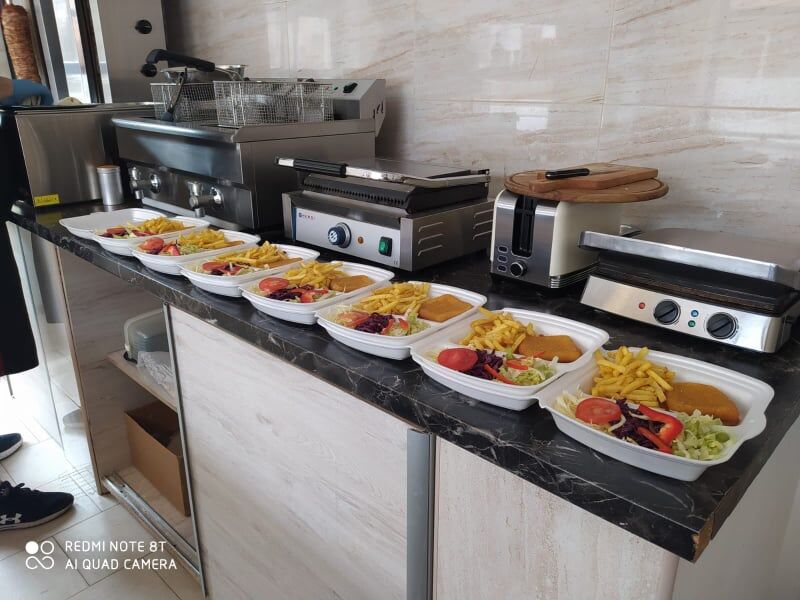 Velký menu box s vepřovým či hovězím řezaným masem, hranolkami, čerstvým salátem a třemi druhy dressingů.