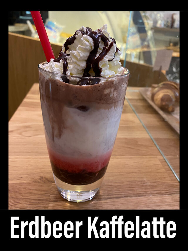 Erdbeere-Kaffeelatte mit Sahne 