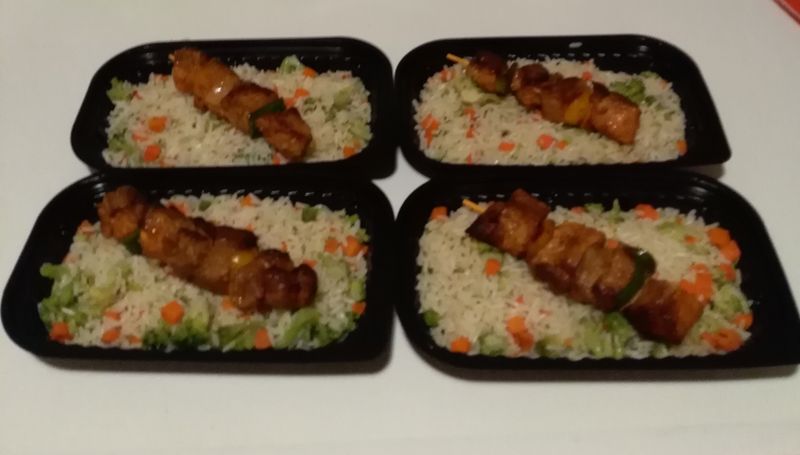 Varkensbrochette met groenten-rijst