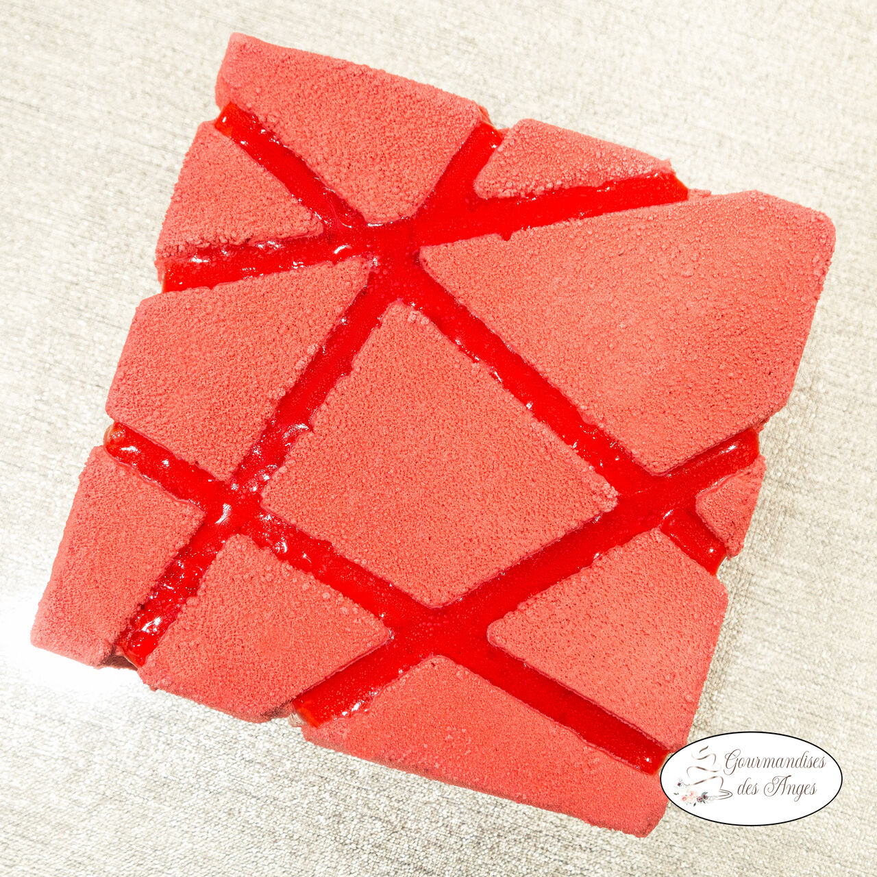 Entremet chocolat blanc/fraise, base sablée cacao - 6 personnes - flocage rouge velour