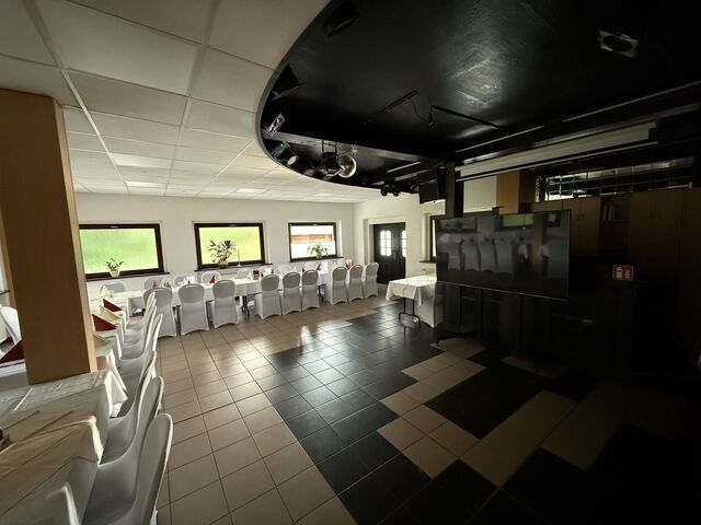 Gastraum 2 mit DJ-Pult und Tanzfläche für Ihre nächste Feier