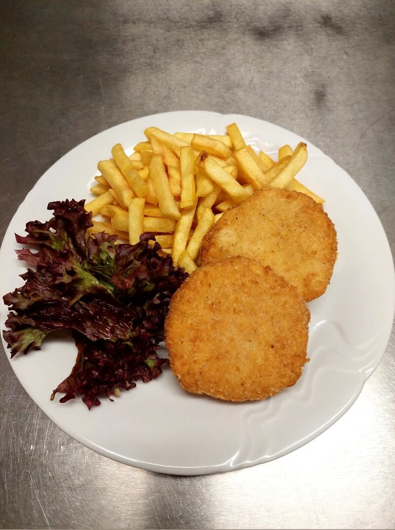 Smažený hermelín, hranolky