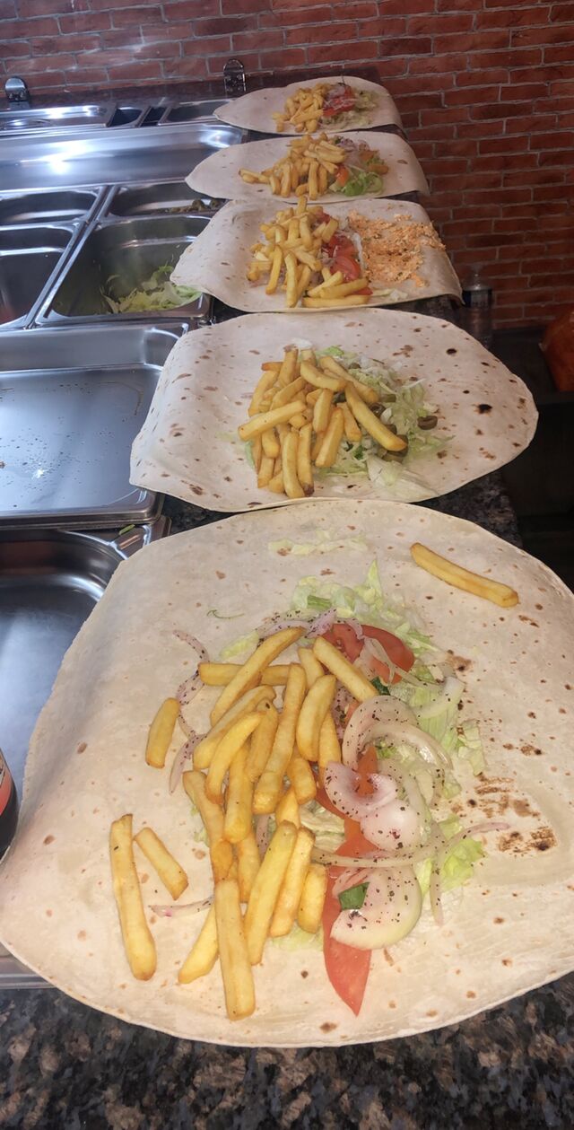 Étape 2 : Préparation des kebab galettes visible sur place à travers notre vitrine. 