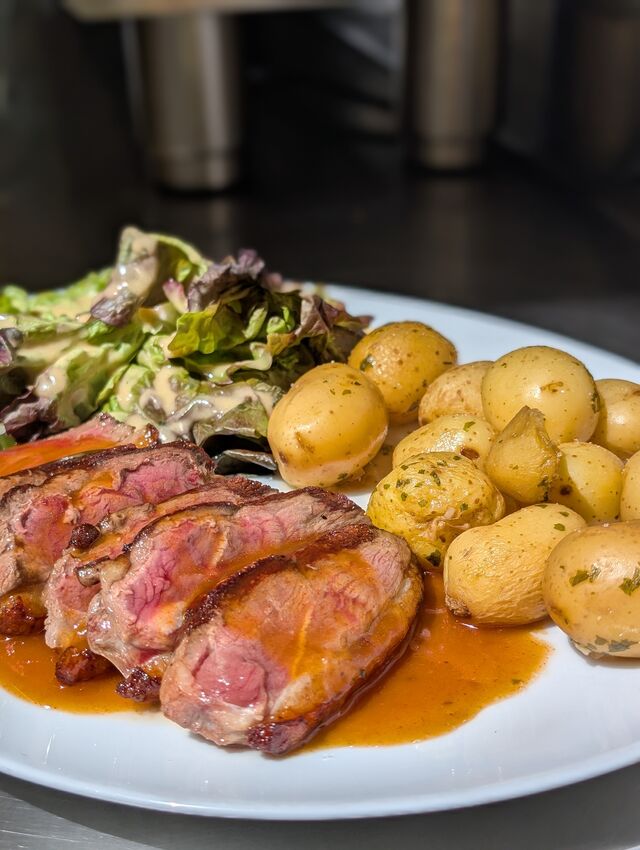 Suggestion : Magret de canard, sauce miel, pommes de terres grenailles.