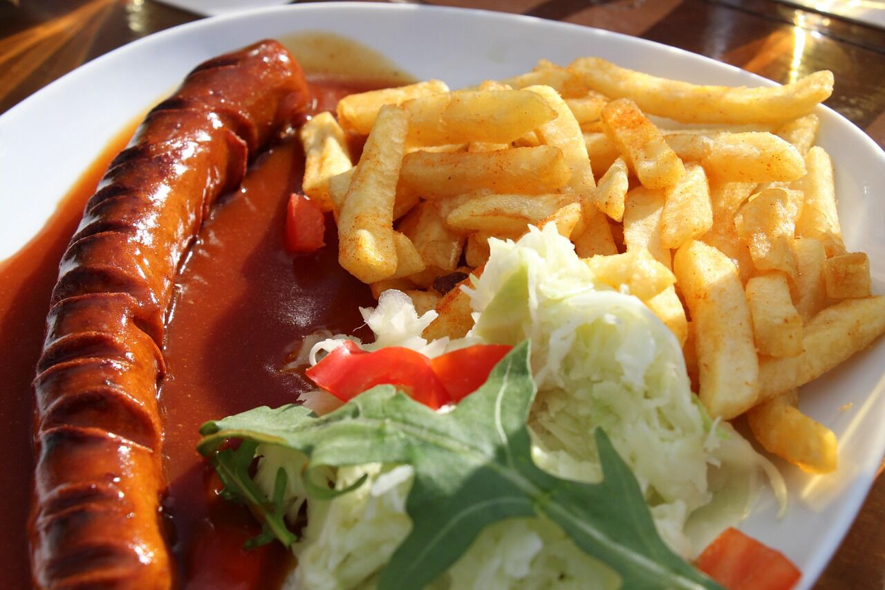 Currywurst mit Pommes