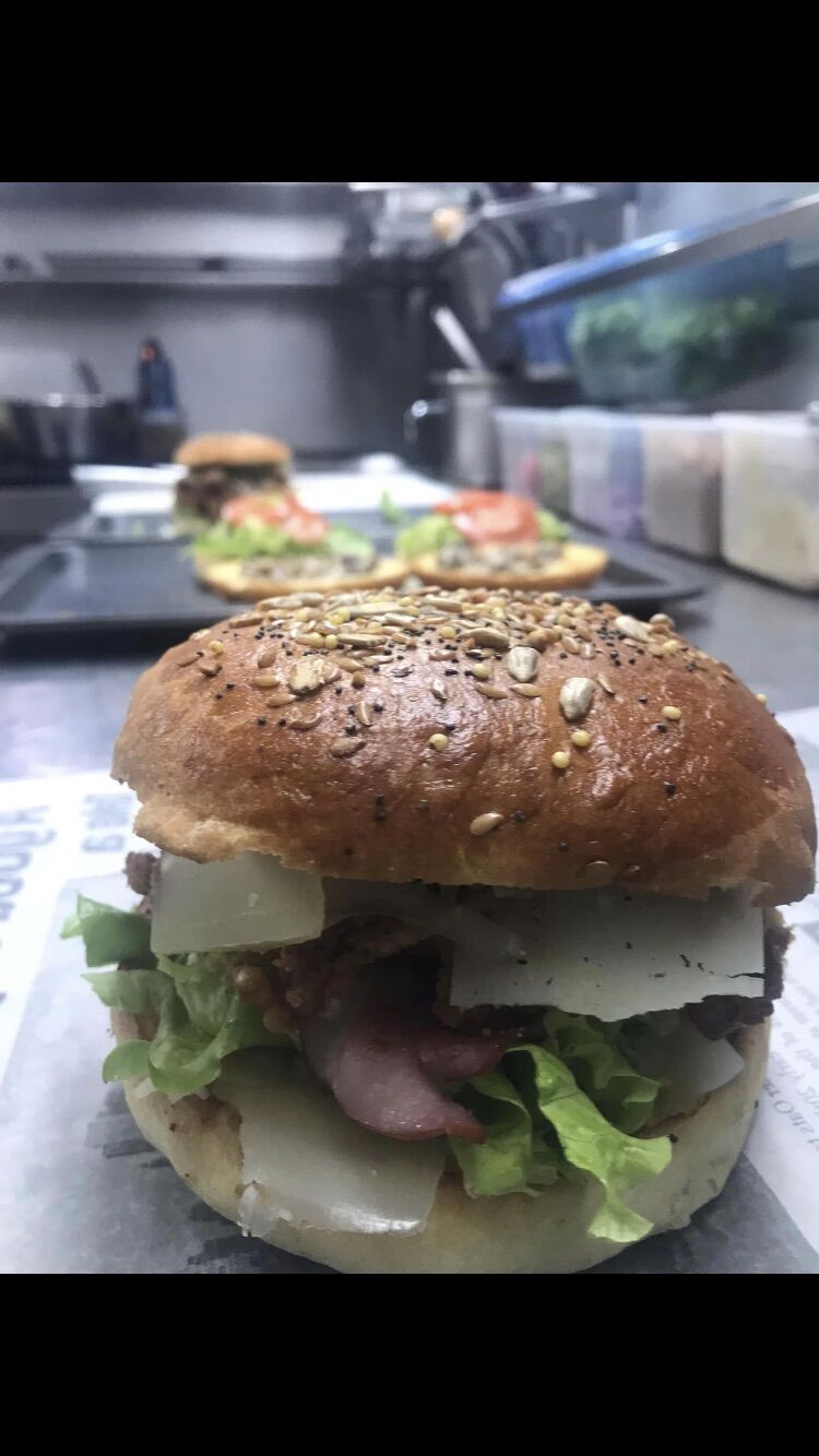 «  Haut de cuisses de poulet , mariné au piment ,thym et romarin , sauce tartare et criques façon O’Daily Truck « 