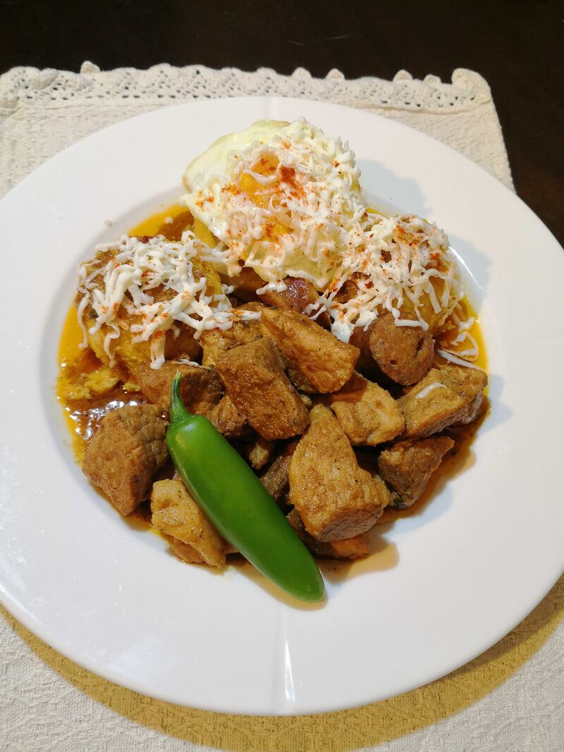 O tochitură cu carne și cârnați țărănești de porc , cu mamaligă zdravănă peste care punem un ou ochi și radem brânză de oaie