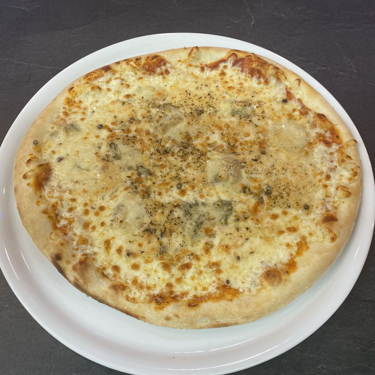 Pizza Quatre fromages
Sauce tomate d’Aquitaine, Mozzarella, Pecorino au poivre, Gorgonzola, Parmigiano Reggiano, origan 