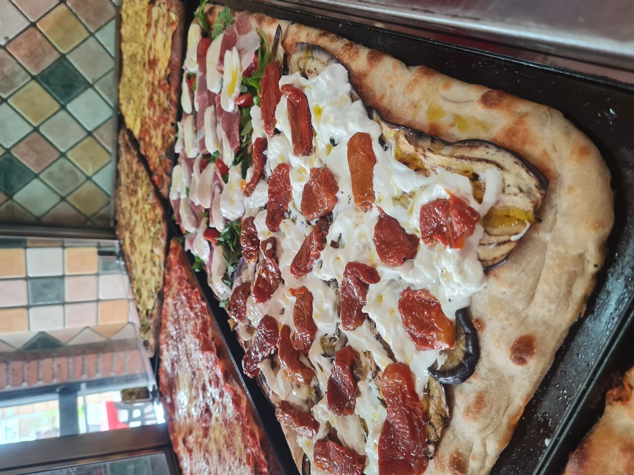 Melanzane stracciatella e pomodorini secchi