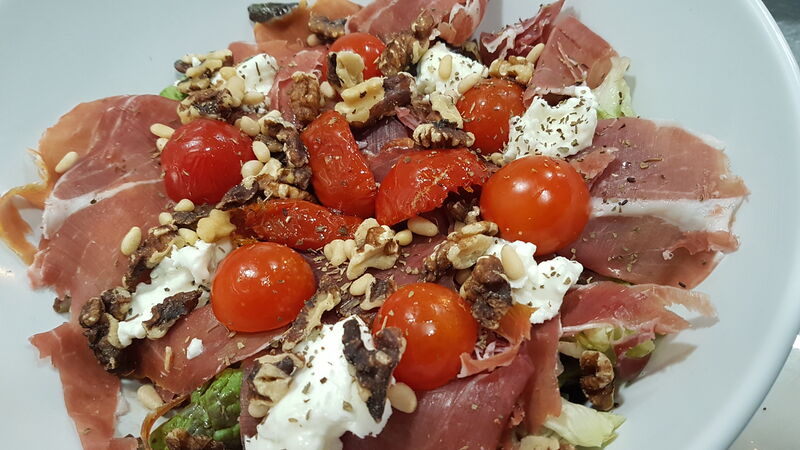 SALADE BELTOISE 1965 : jambon de parme, mozzarella di bufala, tomates cerises et confites, noix, pignon de pins et basilic