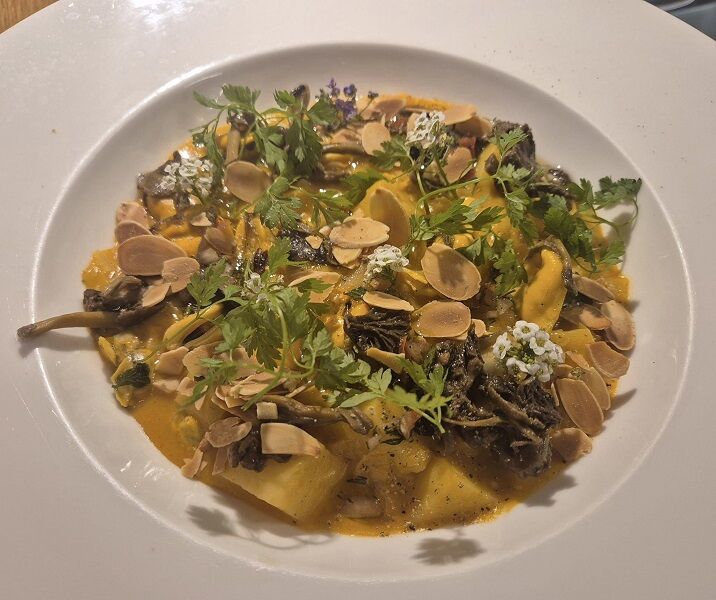 Soupe de moules du Mont St Michel, fondue de poireau au vin blanc, amandes torréfiées