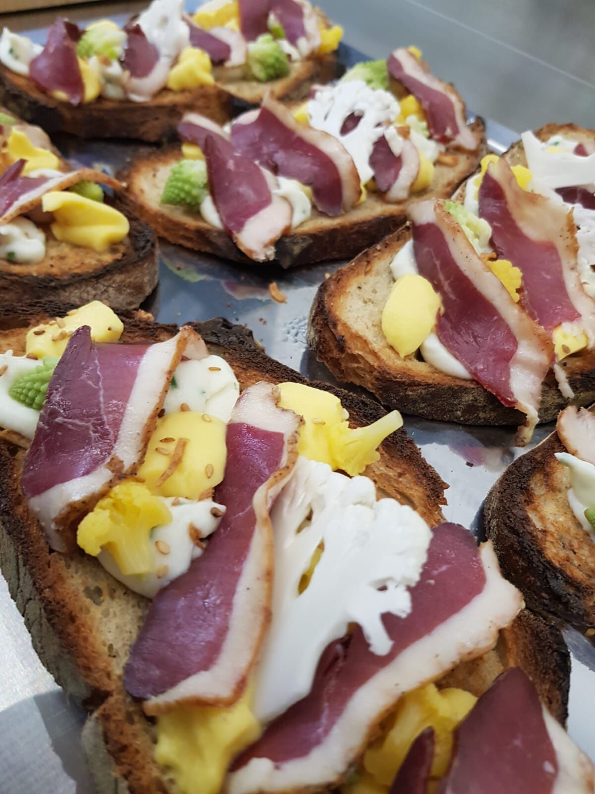Tartine sud ouest :
Duo de crème de choux-fleurs, oignons frits, magret de canard fumé AOP 