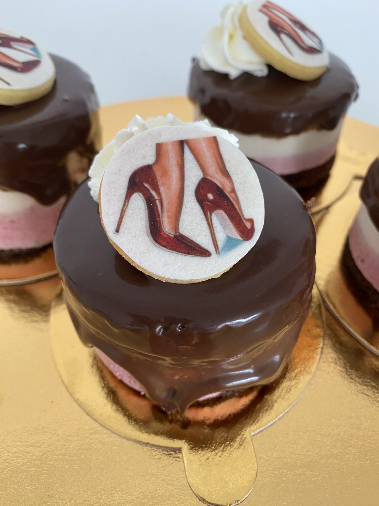 Monoporții cu mousse de vișine și ciocolată alba